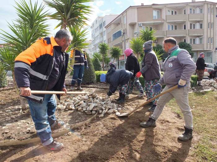 Burhaniye’de Belediye Ekipleri Bahar Mesaisine Başladı