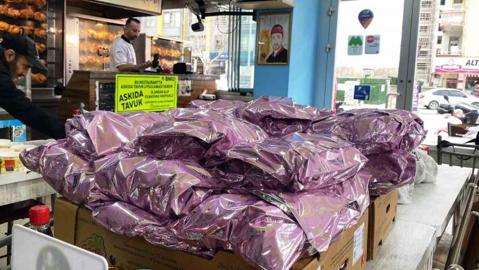 ‘Askıda Tavuk’ İle Ailelere İftarlık Hazırlıyor