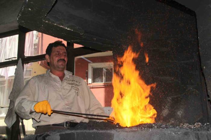 Sıcaklığı Bin 500 Dereceye Ulaşan Ateş Karşısında Oruç