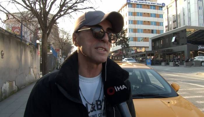 Beyoğlu’nda Taksici İle Yolcu Arasında “Hızlı Gitmedin Kavgası” Kamerada: “Beni Dövüyor” Diyerek Bağırdı