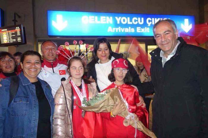 Dünya Şampiyonu Selin Naz Ve Nilsu’ya Coşkulu Karşılama