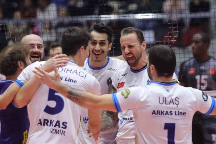 Kupa Voley: Arkas Spor: 3 - Ziraat Bankkart: 2