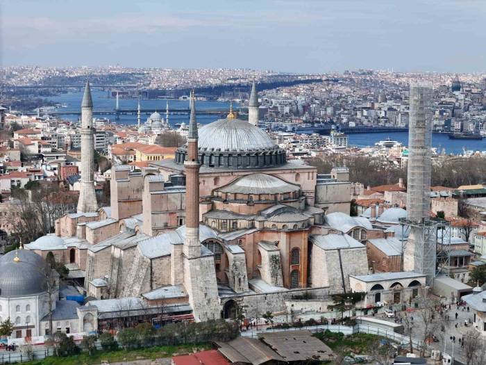 Ayasofya-i Kebir Camii Şerifinin, Restorasyonunda 2. Bayezid Minaresi’nde Söküm İşlemi Havadan Görüntülendi