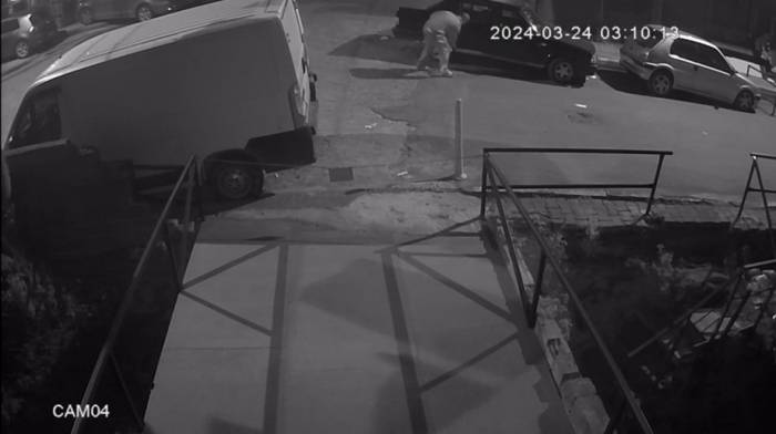 Beyoğlu’nda Akıl Almaz Olay Kamerada: Araçların Lastiklerini Bıçakla Patlattı