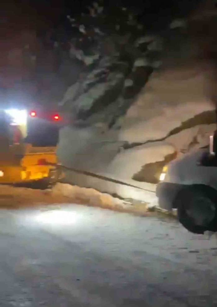 Bitlis’te İl Özel İdaresi Ekiplerinin Karla Mücadelesi Devam Ediyor