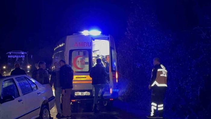 Kayganlaşan Yolda Dereye Uçmaktan Son Anda Kurtuldular: 4 Yaralı