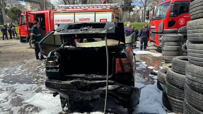 Otomobilin Lpg Tüpü Bomba Gibi Patladı: 1 Kişi Yaralandı