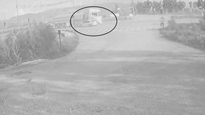 Tır Sürücüsünün Ani Freni Faciayı Önledi: O Anlar Kamerada