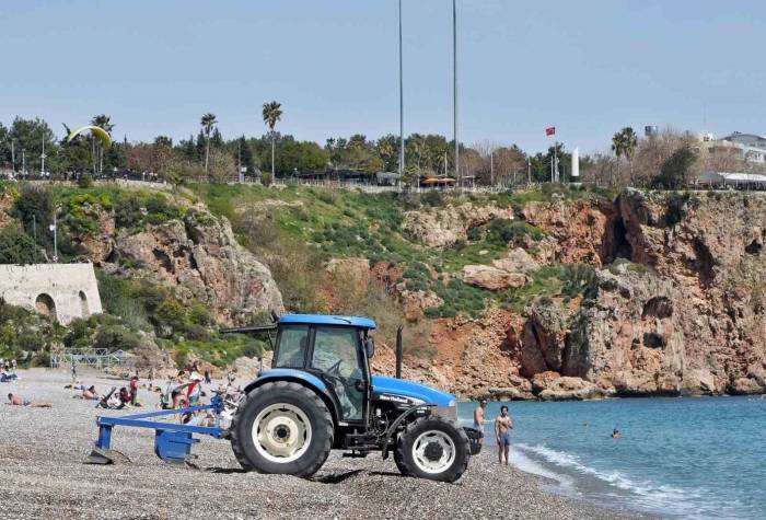 Antalya’da Yaz Erken Başladı, Dünyaca Ünlü Sahil Tarla Gibi Sürüldü