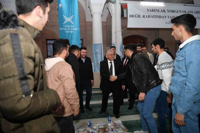 Başkan Büyükkılılç; İftar Programında Gençlerle, Teravihin Ardından Da Vatandaşlarla Buluştu