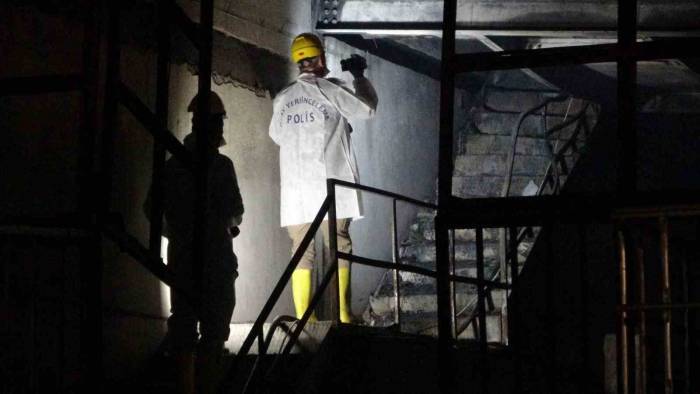 Geri Dönüşüm Deposu Ve 5 İş Yerinin Küle Döndüğü Yangında 1 Kişi Öldü