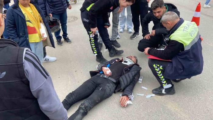 Motosikletler Kafa Kafaya Çarpıştı : 2 Yaralı