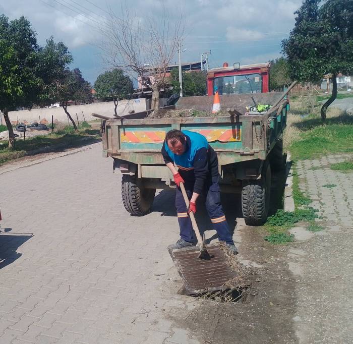 Salihli’de Su Taşkınlarına Karşı Izgara Temizliği