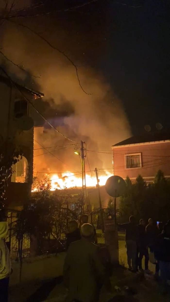 Sultanbeyli’de Bir Ev Alev Alev Yandı