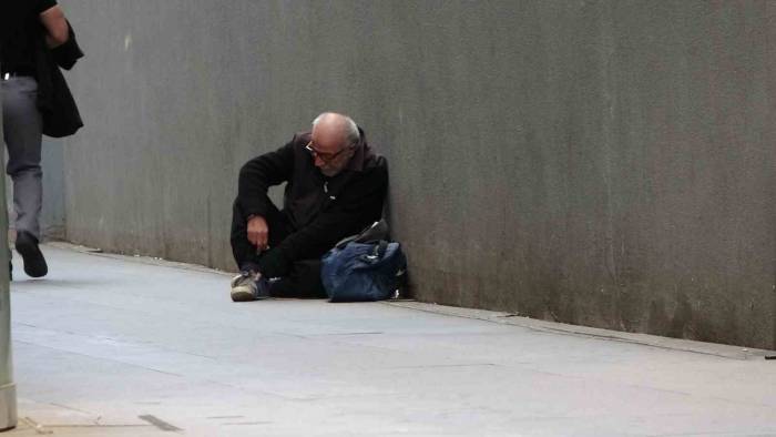 Taksim’de Aynı Yerde 2. Kez Yakalanan Dilencinin Çorabından 880 Tl Çıktı