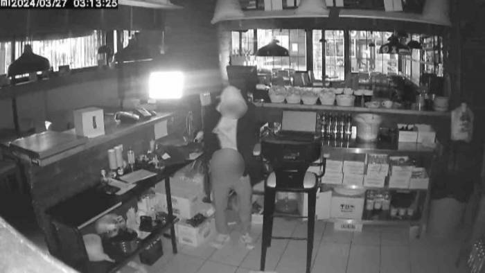 Kasadaki Paraları Çaldıktan Sonra Dükkan Ortasına Tuvaletini Yaptı