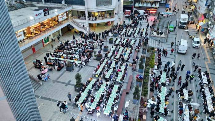 İzmitliler Belediye Meydanında Buluştu