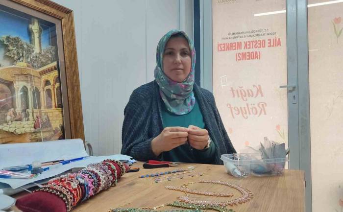 Enkaz Altında Kalan Depremzede Kadın, Yaptığı Ürünlerle Geçimini Sağlıyor