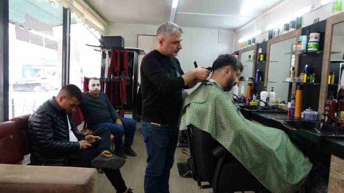 Depremde İş Yeri Yıkılan 40 Yıllık Berber Mesleğini Konteynerde Sürdürüyor