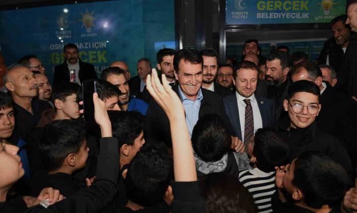 Emek’te Dev Kalabalık Dündar’ı Coşkuyla Karşıladı