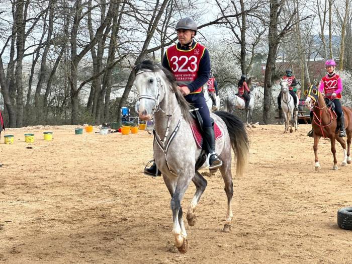En Dayanıklı Atlar 120 Kilometrelik Parkurda Yarıştı