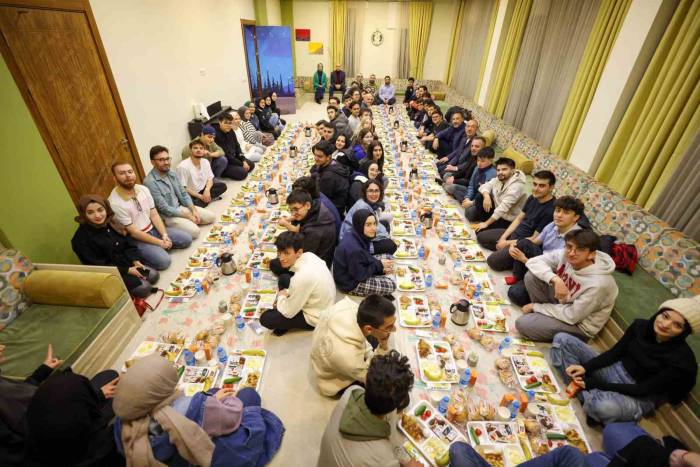 Milletvekili Özer Ve Başkan Kavuş Sahurda Gençlerle Buluştu