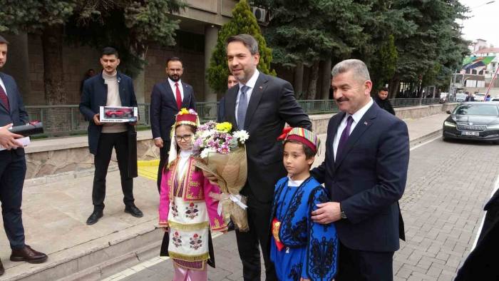 Bakan Bayraktar, Uşak’ta Esnafı Ziyaret Etti