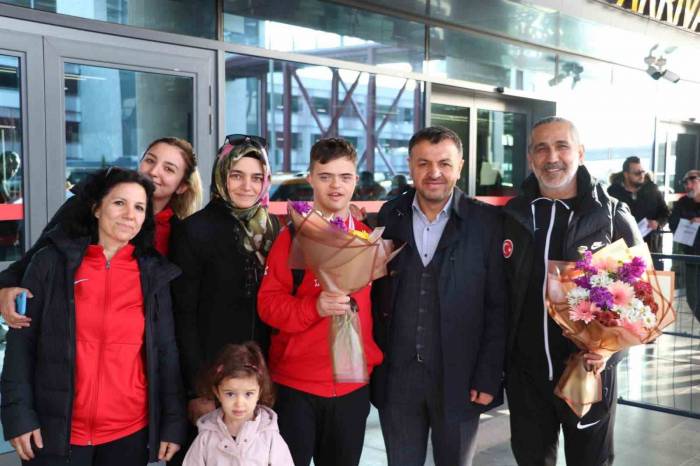 Şampiyonlara Çiçekli Karşılama