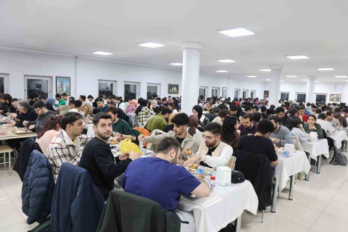 Elazığ’da Üniversite Öğrencilerine Ücretsiz İftar Veriliyor