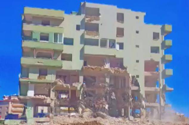 6 Katlı Bina İş Makinesinin Darbesiyle Yerle Bir Oldu, O Anlar Kamerada