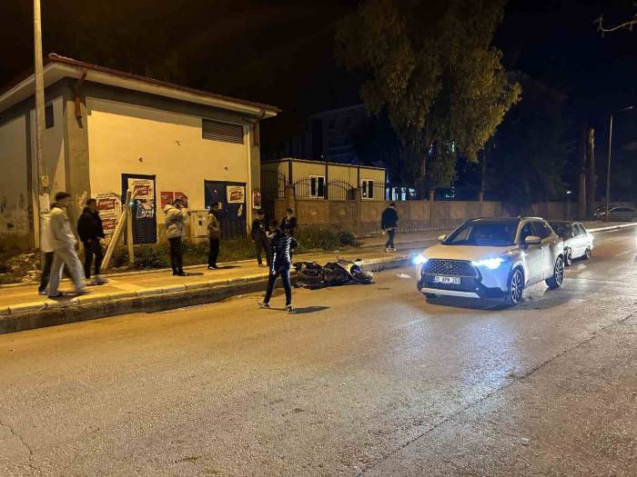İskenderun’da Hafif Ticari Araç İle Motosiklet Çarpıştı: 2 Yaralı