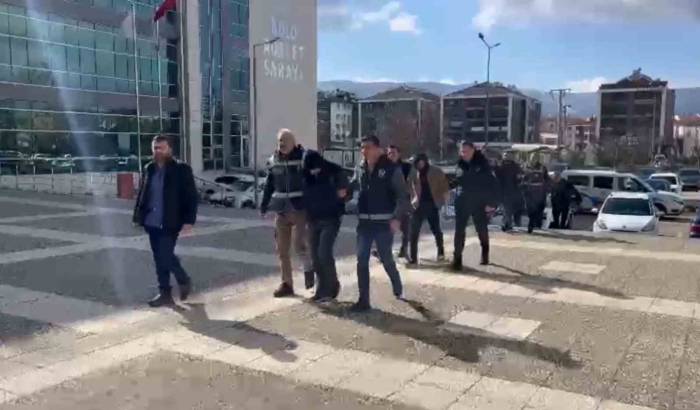 İş Adamını Otomobiline Bindiği Sırada Gasp Ettiler