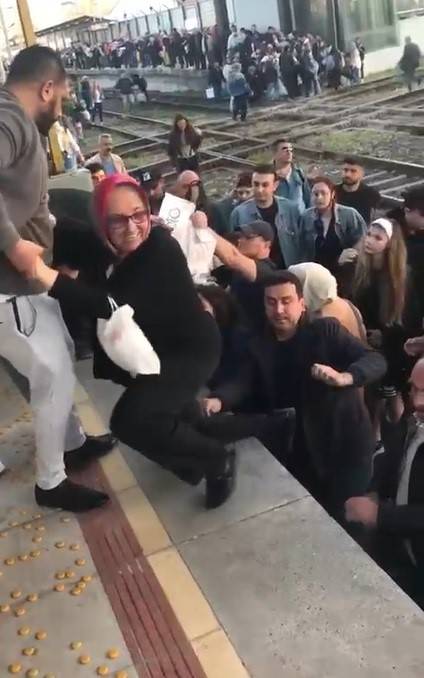 İzban Arızalandı, Yolcular Raylarda Yürüyerek İlerledi