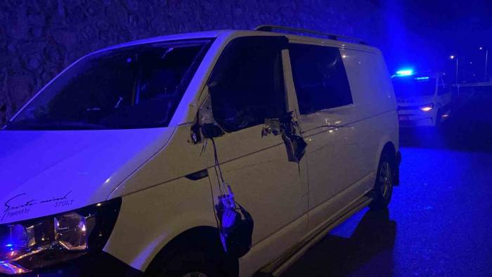 Şerit Değiştiren Tır Panelvanı Bariyere Sıkıştırdı