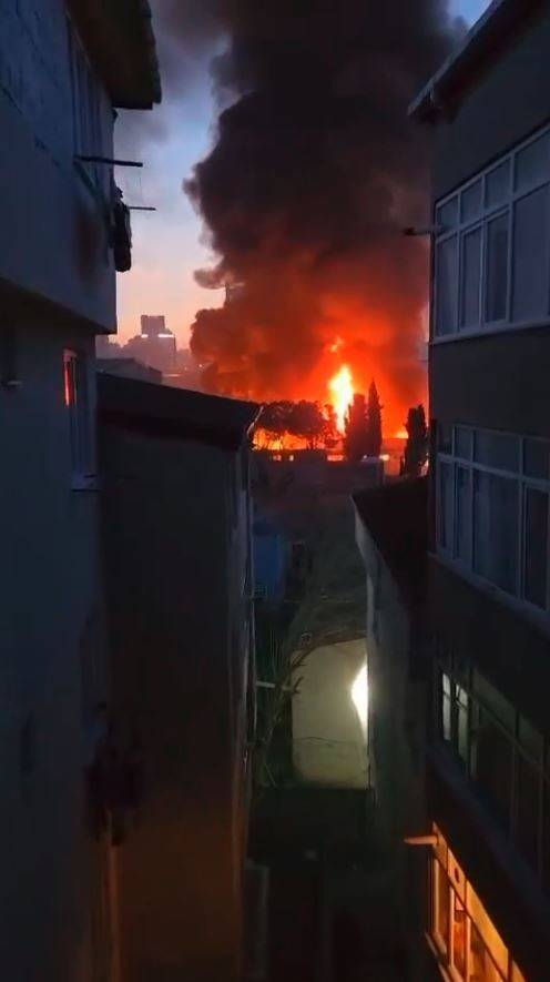 Küçükçekmece’de Fabrikadan Alevler Yükseldi: Faciadan Dönüldü