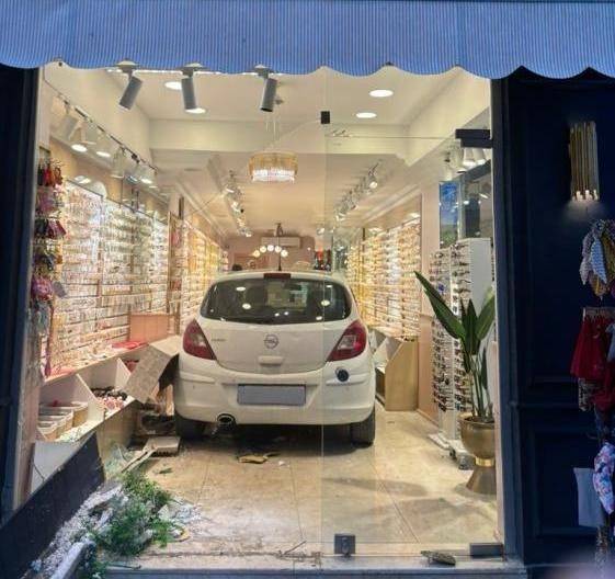 Mersin’de Kontrolden Çıkan Otomobil Bijuteri Dükkanına Daldı