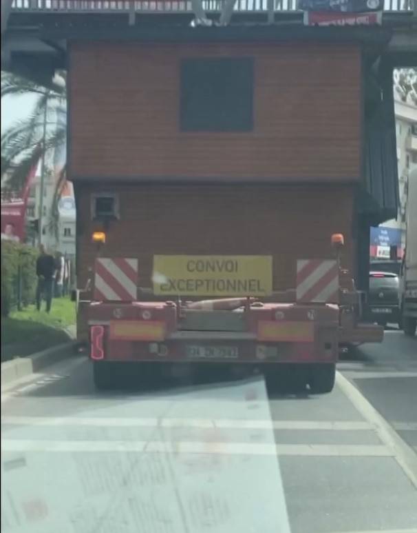 Üzerinde Taşınabilir Ev Olan Tır, Üst Geçit Altında Sıkıştı