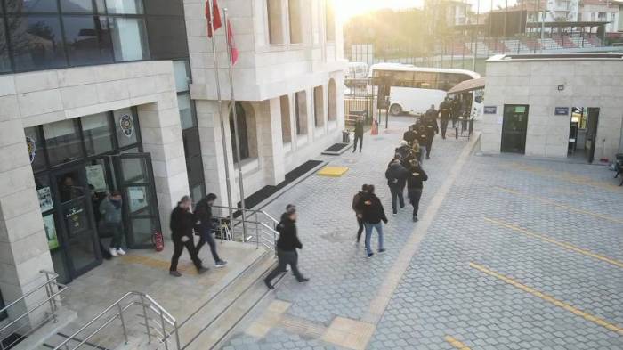 Dolandırıcılara Karşı 16 İlde Eş Zamanlı Şafak Operasyonunda 24 Şüpheli Yakalandı