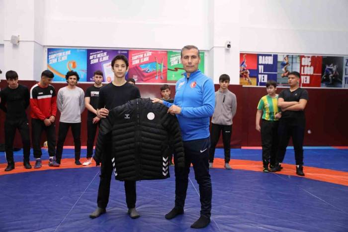 Spor Eğitim Merkezi Sporcularına Malzeme Desteği