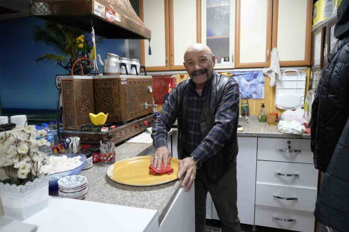 Gümüşhaneli Kıraathane İşletmecisi Titizliğiyle Müşterilerine Ev Ortamı Sunuyor