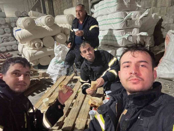 Yangına Giden İtfaiye Ekipleri İftarı Olay Yerinde Yaptı