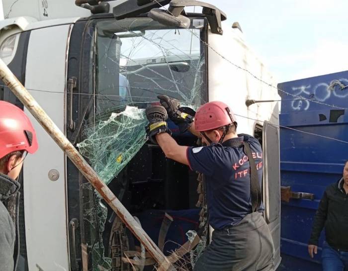 Virajı Alamayan Tır Devrildi: 1 Yaralı