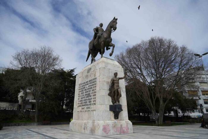 Sultan Abdülaziz’in Emanetinin Üzerine, İbb’nin Korumaya Aldığı İsmet İnönü Heykeli Dikildi