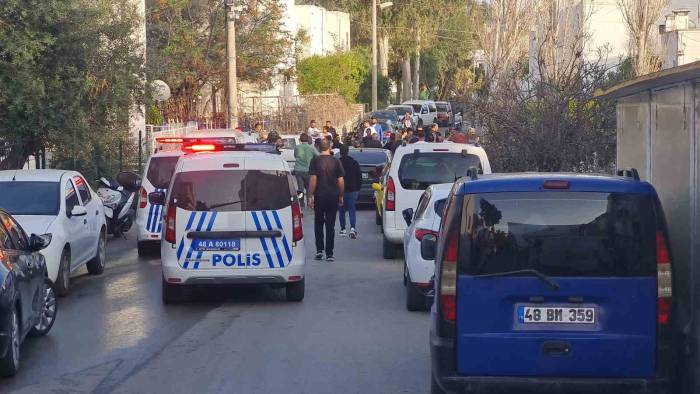 Komşusunu Sokak Ortasında Öldürdü