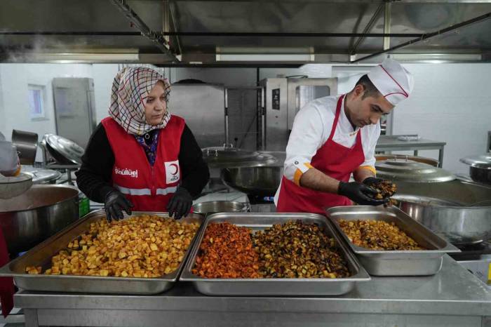 Türk Kızılay’ın Aşevlerinde Kazanlar İhtiyaç Sahipleri İçin Kaynıyor