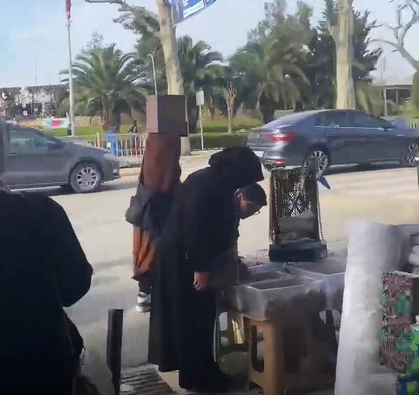 Sokaklarda Kafasında Karton Kutuyla Gezdi, Görenler Şaştı Kaldı