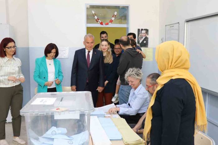 Denizli’de Siyasiler Oylarını Kullandı