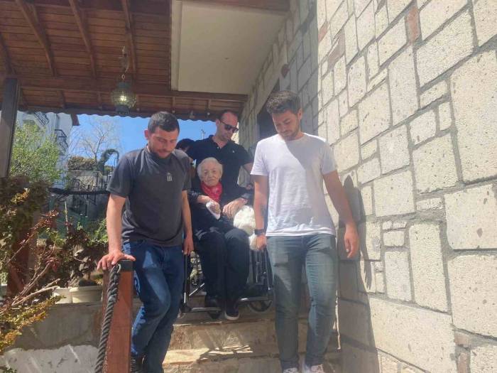 101 Yaşındaki Zekiye Teyze Engel Tanımayarak Sandığa Gitti