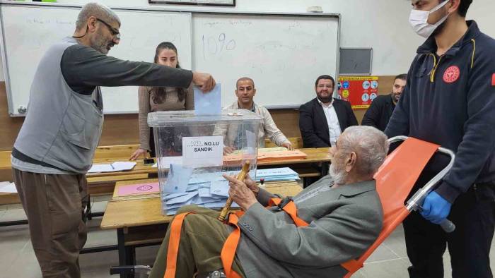 Hasta Ve Yaşlılar Ambulanslarla Sandığa Gitti