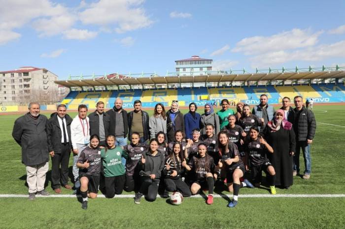 Ağrı’da Aile Ve Sosyal Politikalar Kız Futbol Takımı 76 Iğdır Spor’u Yendi